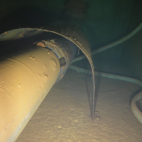 Sprinklertank-Inspektion: Betontank, 15 Jahre – Rohrschelle Korrosion Ablagerungen Bodensicht